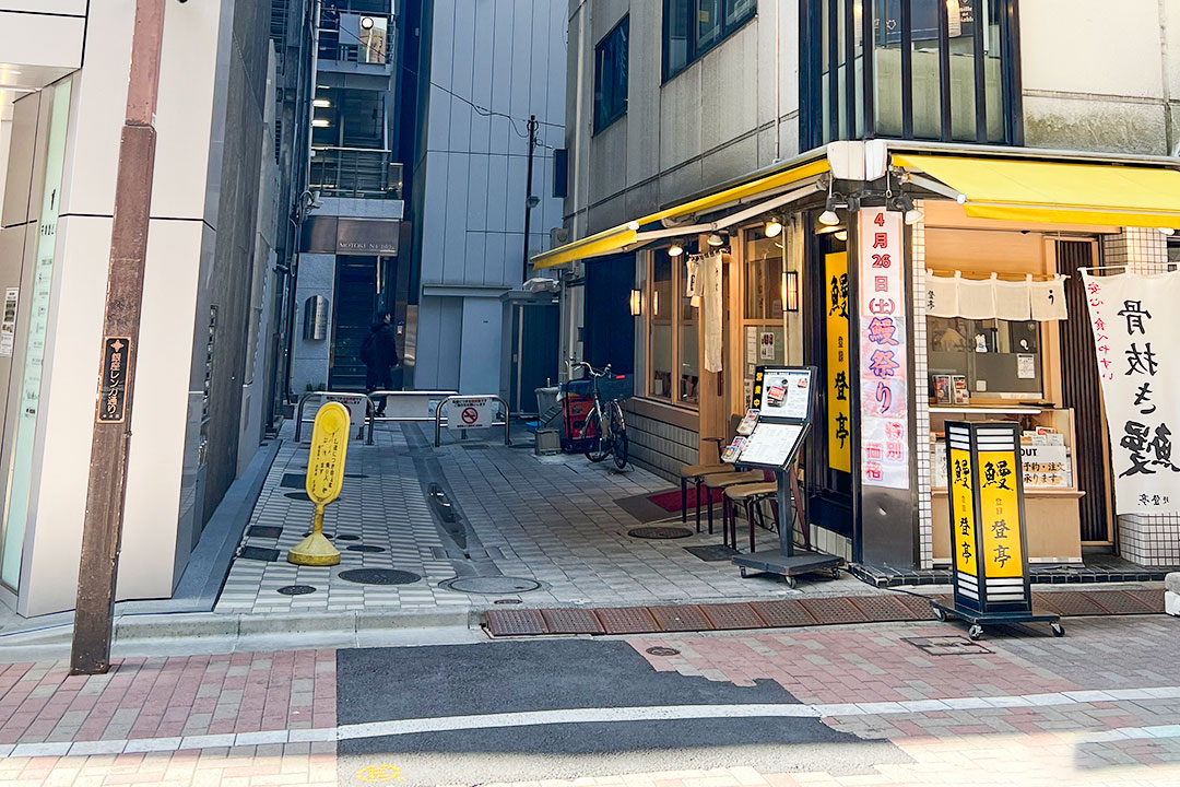 鰻やの側面路地