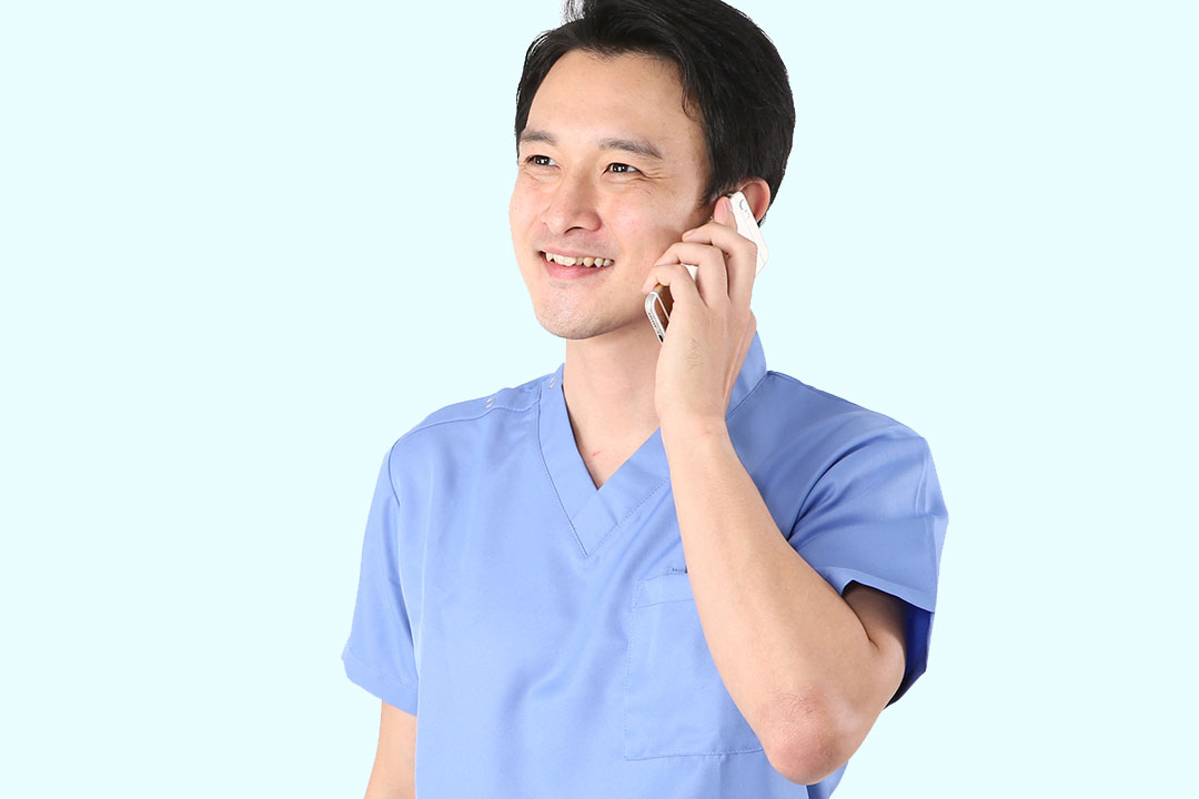 電話でバートンオフィスに問合わせる歯科医師