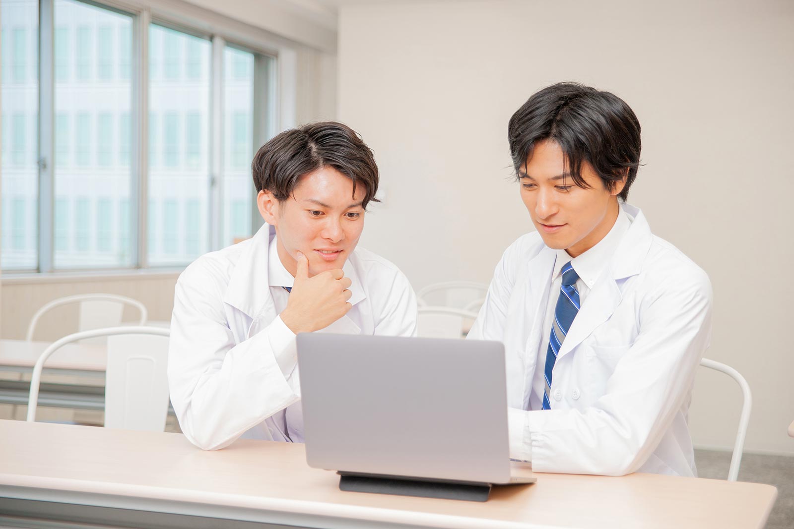 ホーページを見比べる歯科医師