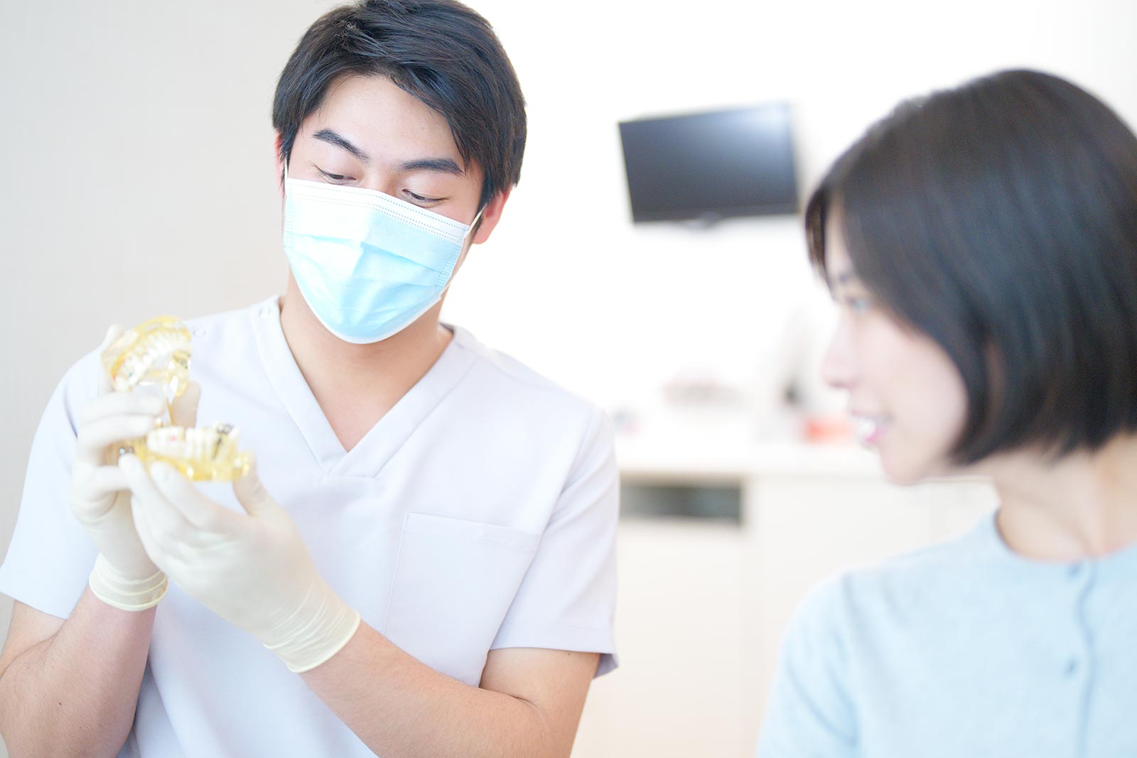 治療中の歯科医師
