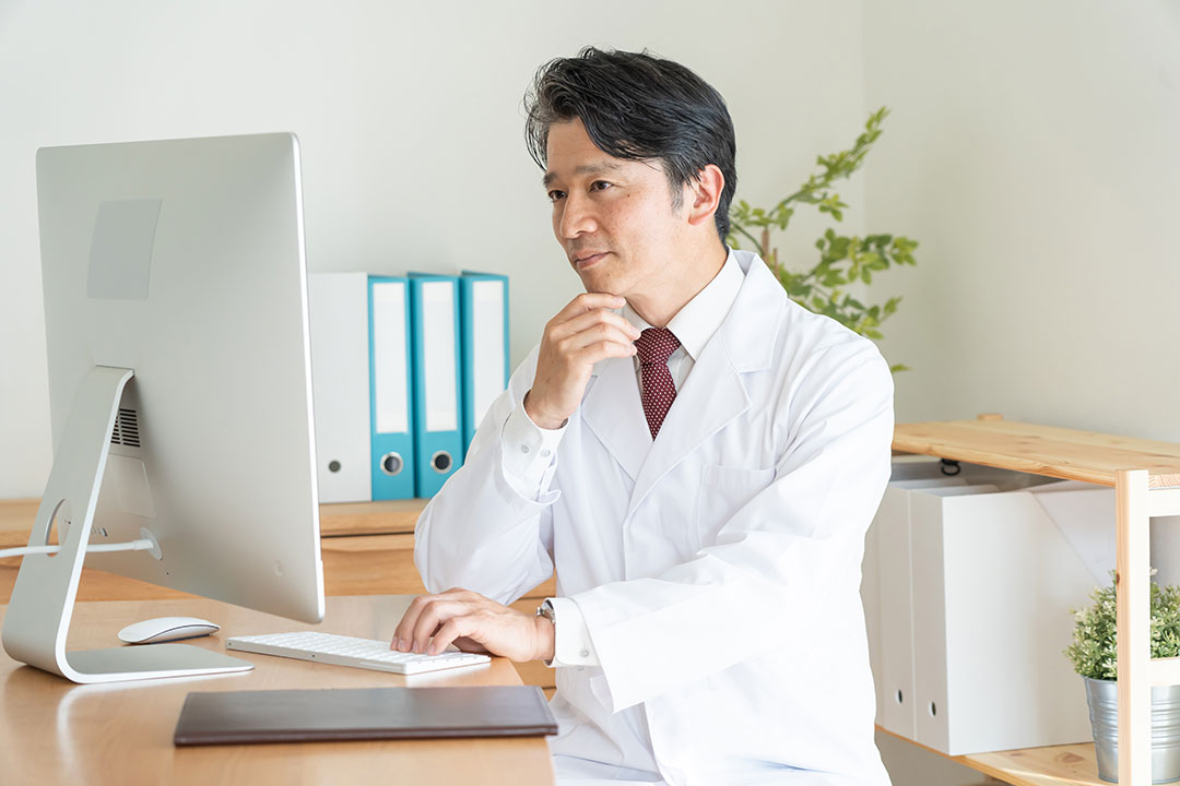 院長が書類を確認