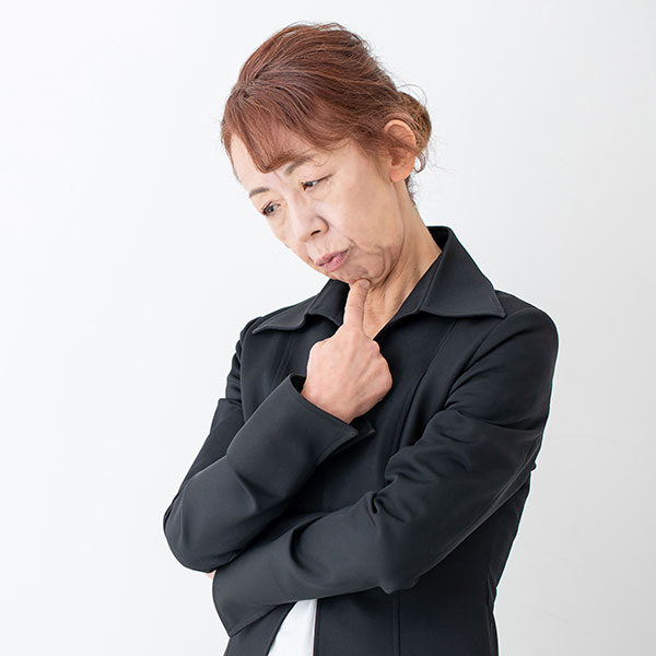 院長の遺族が悩んでいる様子